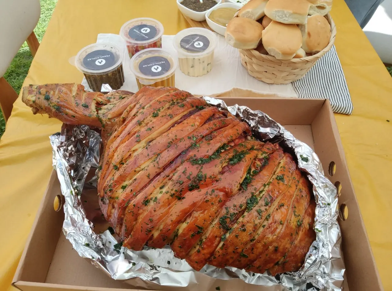 Pernil de cerdo cocido a fuego lento para 40 personas, servido con figazzas artesanales y salsas gourmet
